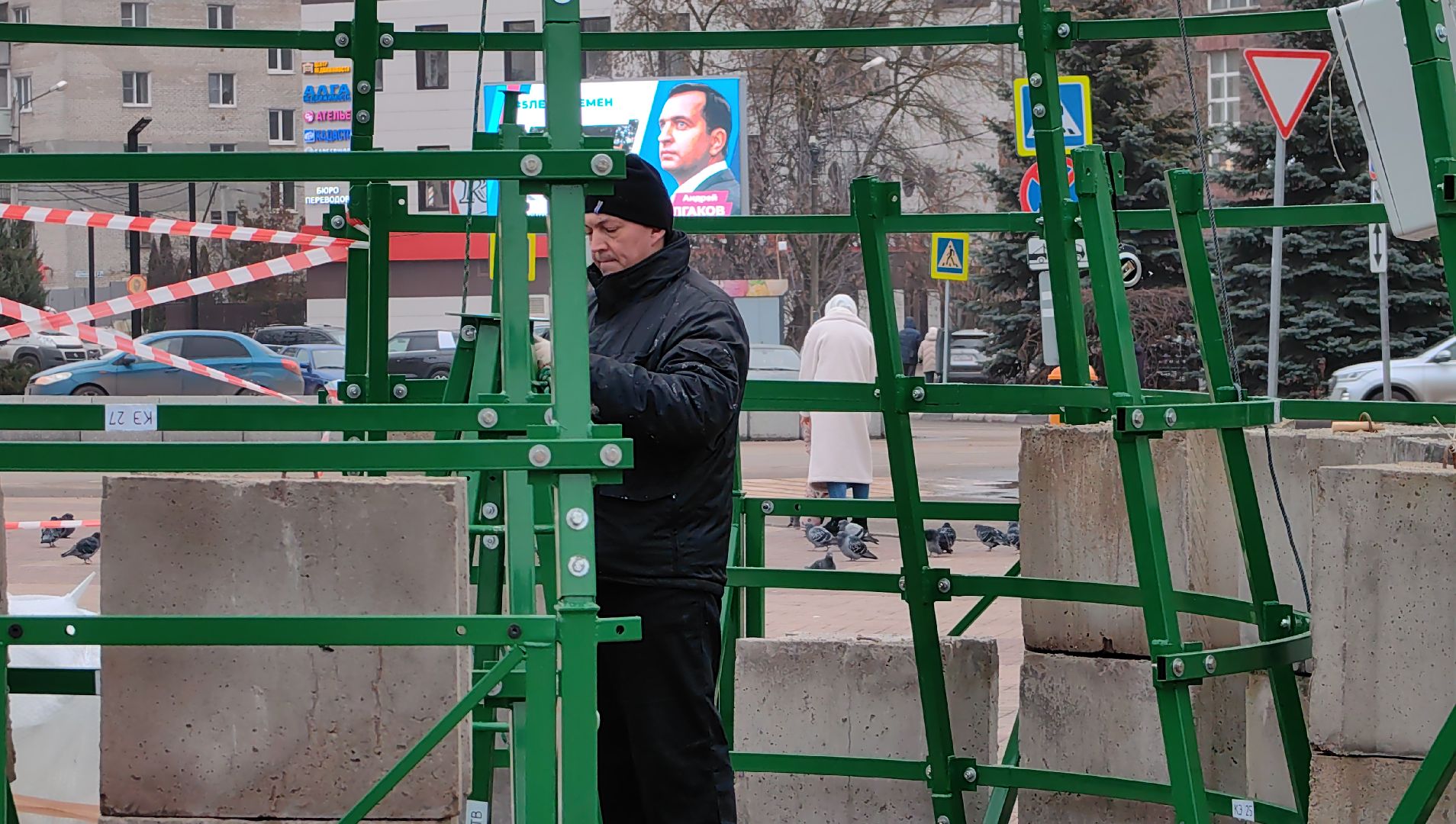 елка, монтаж, шары, шишки, площадь,