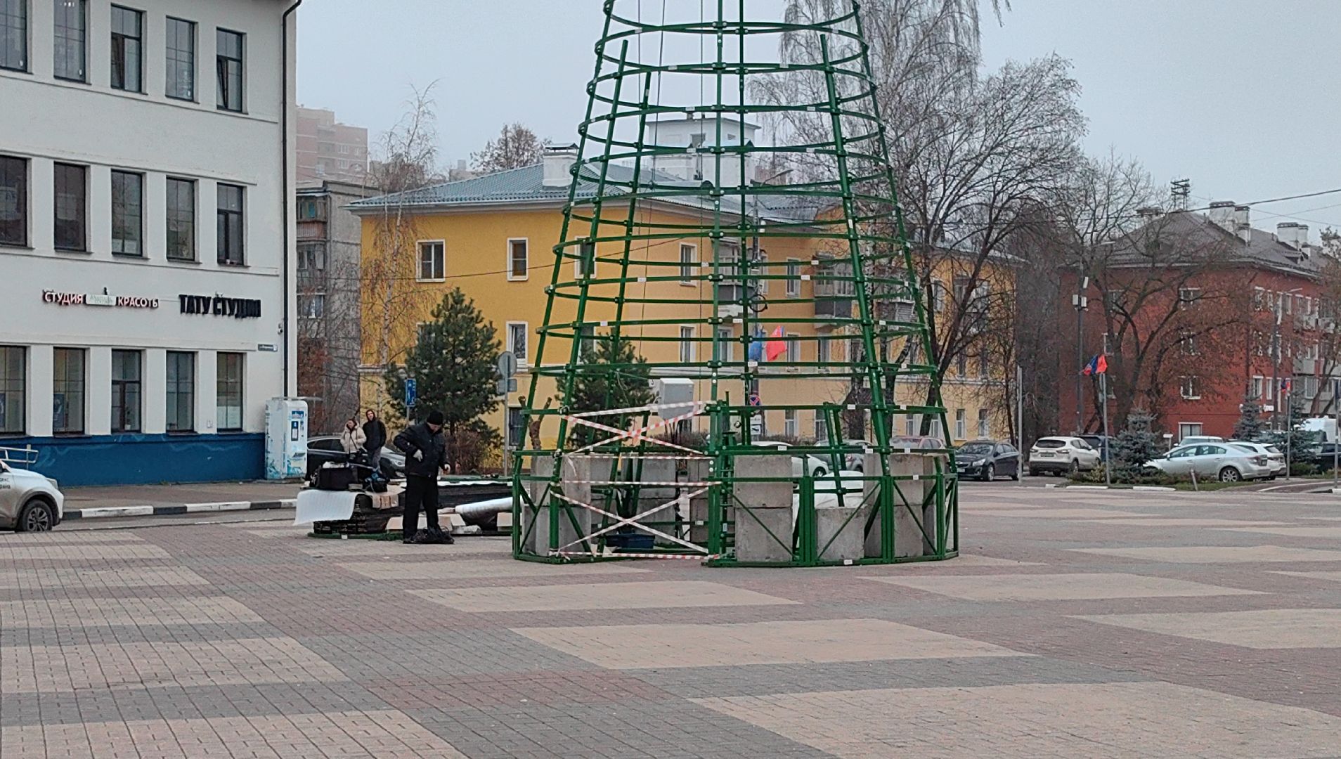 елка, монтаж, шары, шишки, площадь,