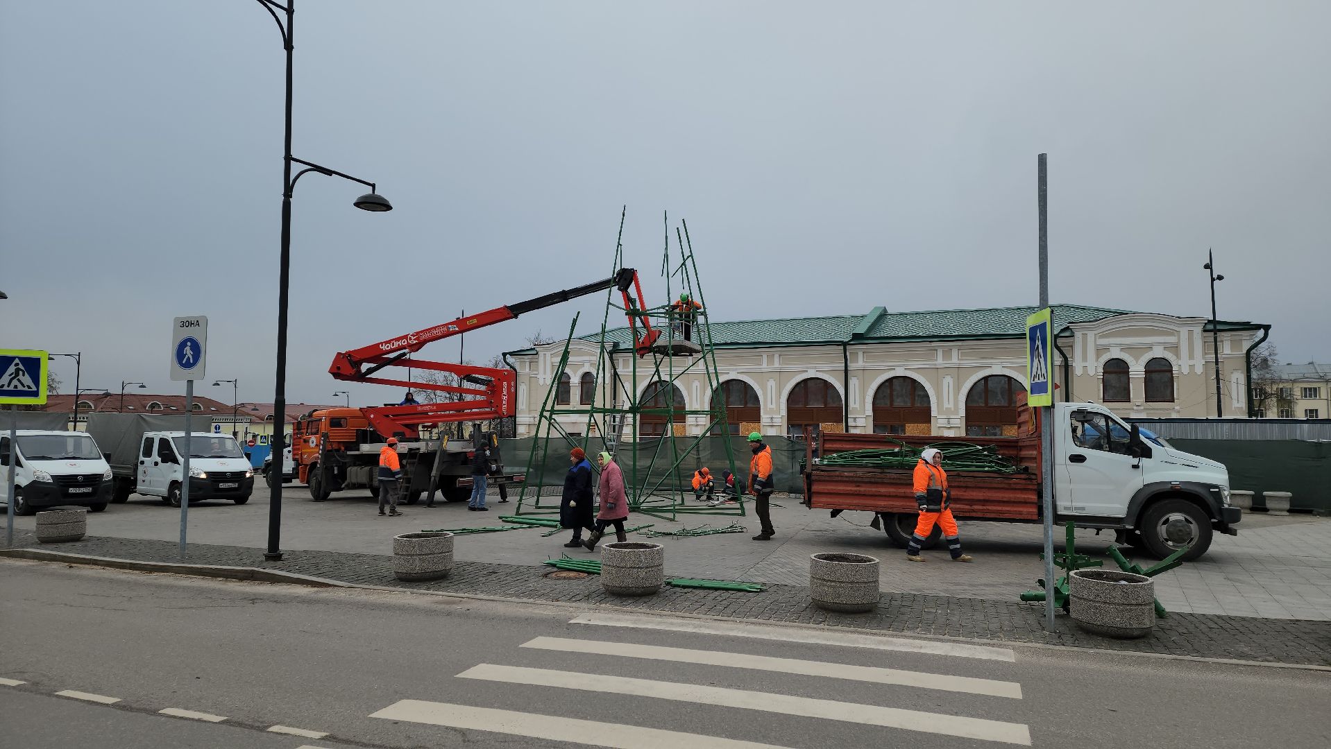 серпухов, комбинат благоустройства, монтаж елки на площади ленина,