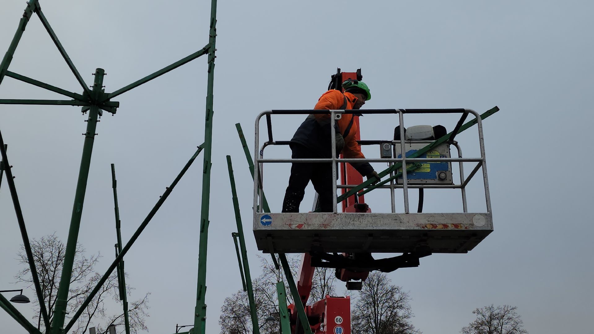 серпухов, комбинат благоустройства, монтаж елки на площади ленина,