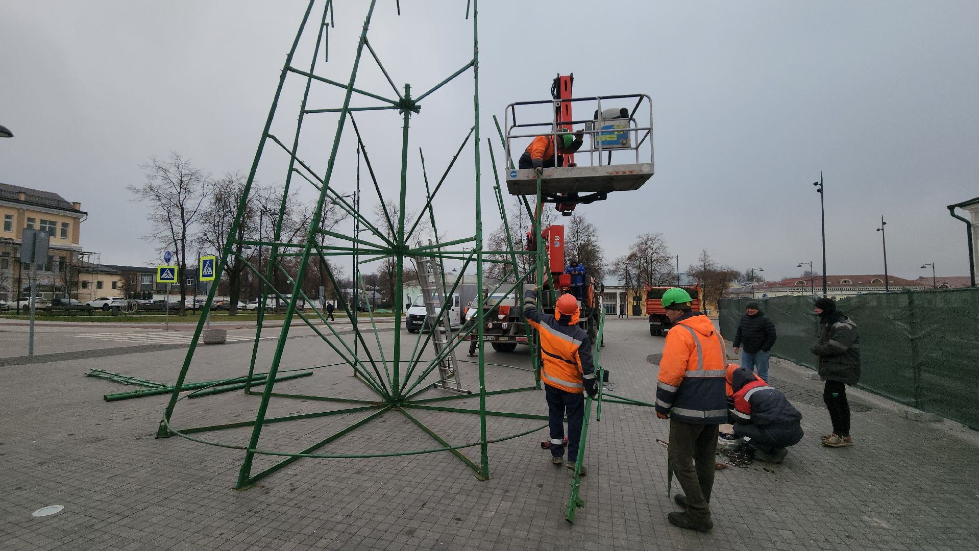 серпухов, комбинат благоустройства, монтаж елки на площади ленина,