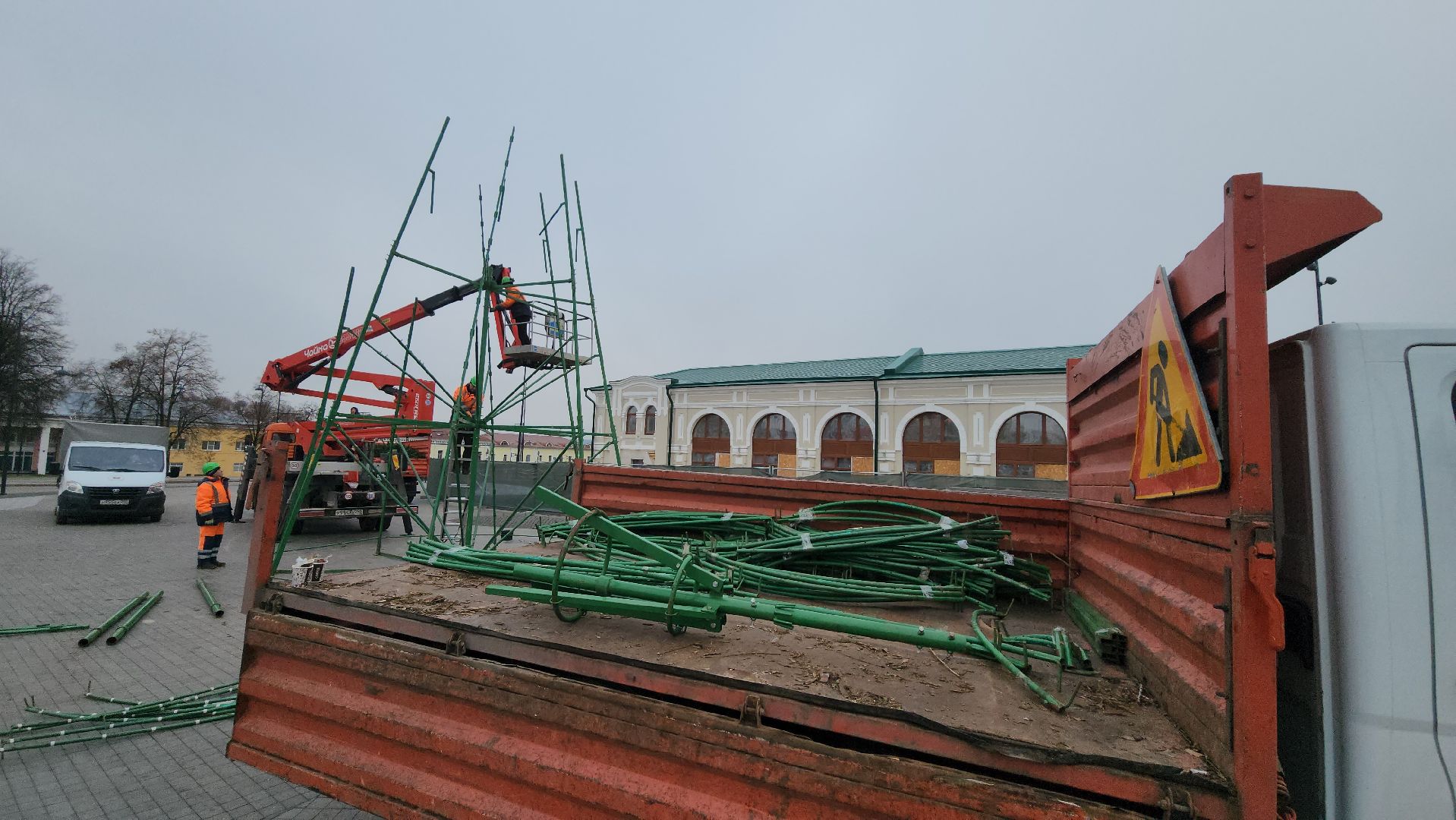 серпухов, комбинат благоустройства, монтаж елки на площади ленина,
