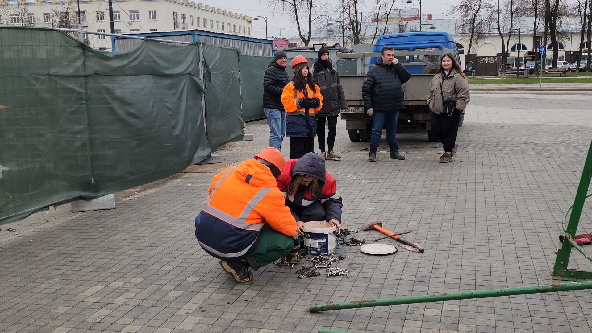 серпухов, комбинат благоустройства, монтаж елки на площади ленина,