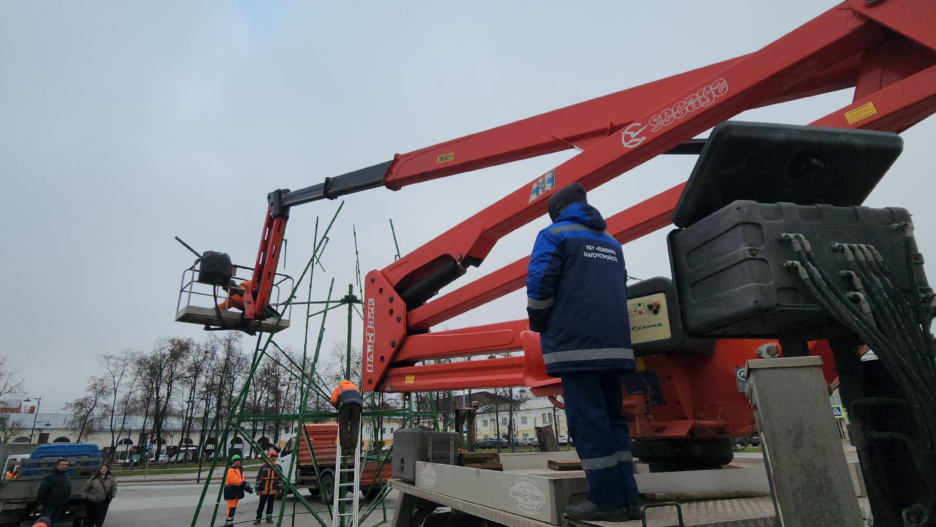 серпухов, комбинат благоустройства, монтаж елки на площади ленина,