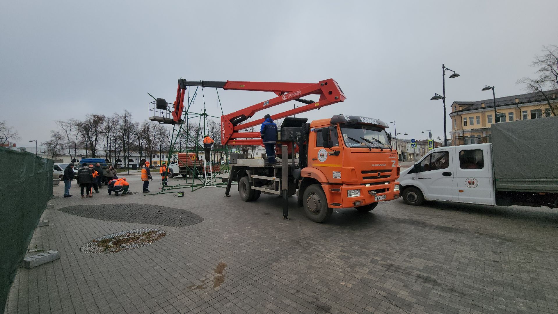 серпухов, комбинат благоустройства, монтаж елки на площади ленина,