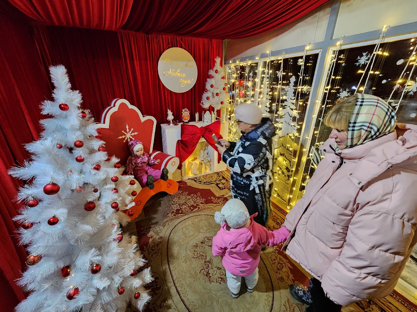 чехов, городской парк, открытие зимнего сезона, проект губернатора московской области, зима в подмосковье, праздничная программа, концерт, театрализованное представление, песни и танцы, народные игры и забавы, мастер-классы, зажжение огней на елке, открытие резиденции деда мороза, почта деда мороза,анимация, конкурсы, письма деду морозу,программа зимний калейдоскоп,катание на лошадях ,