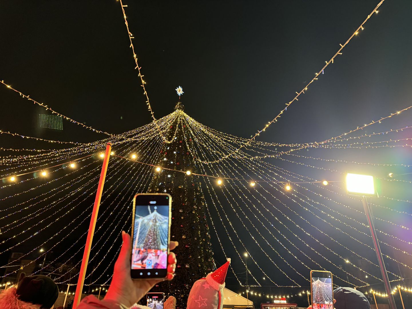 зима в подмосковье, парад дедов морозов, снегурочки, ленинский городской округ, зажгли елку,