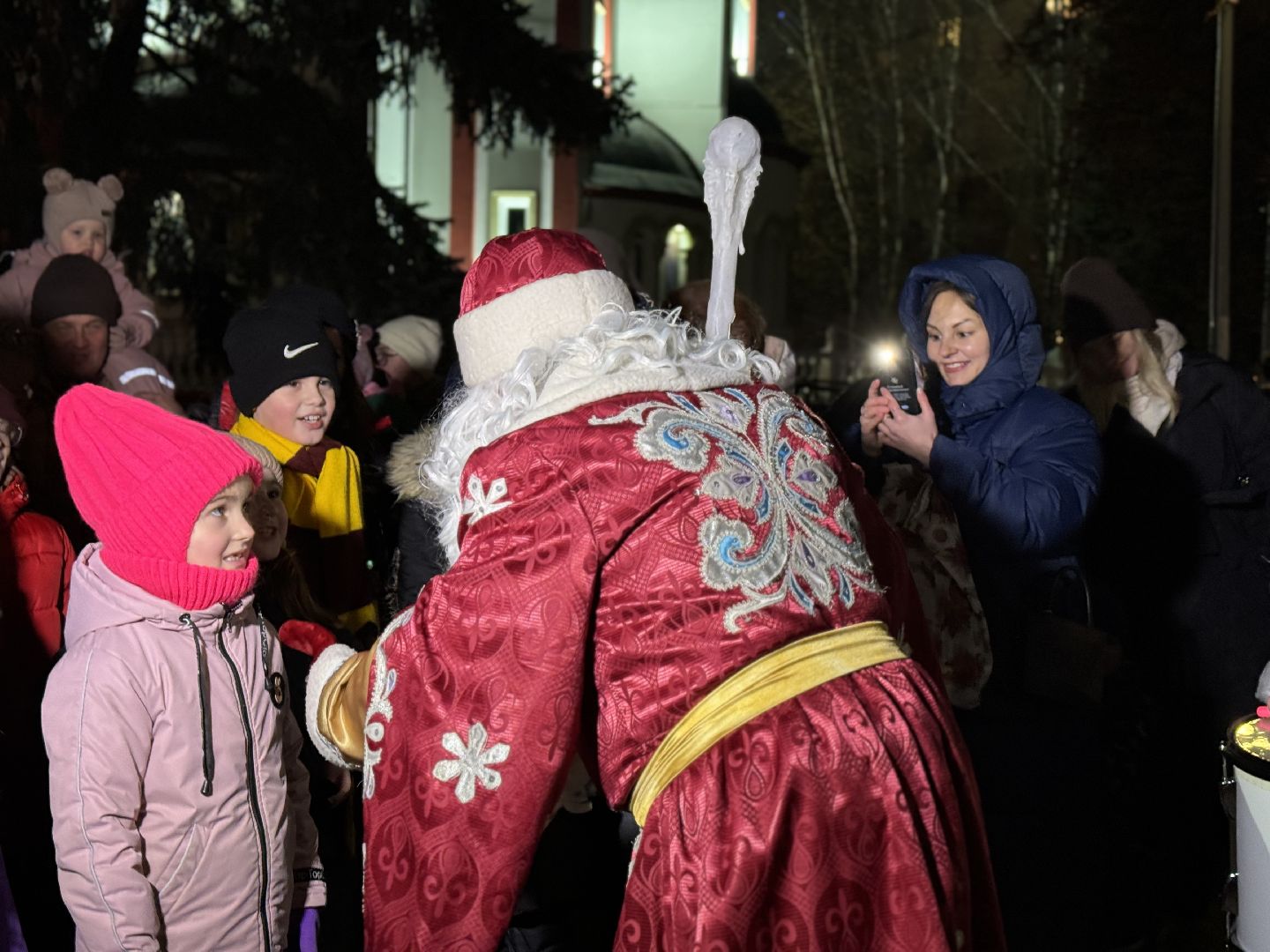 зима в подмосковье, парад дедов морозов, снегурочки, ленинский городской округ, зажгли елку,