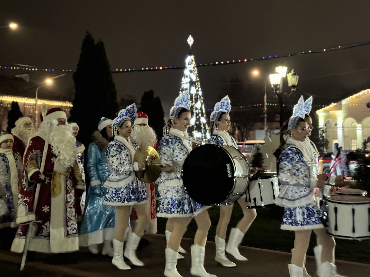 зима в подмосковье, парад дедов морозов, снегурочки, ленинский городской округ, зажгли елку,