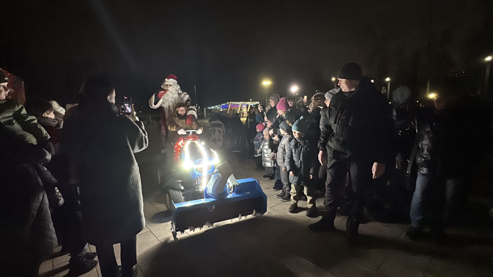 зима в подмосковье, пушкинский городской округ, ивантеевка, городской парк ивантеевки, дед мороз, зажжение елки, зажжение огней на елке,