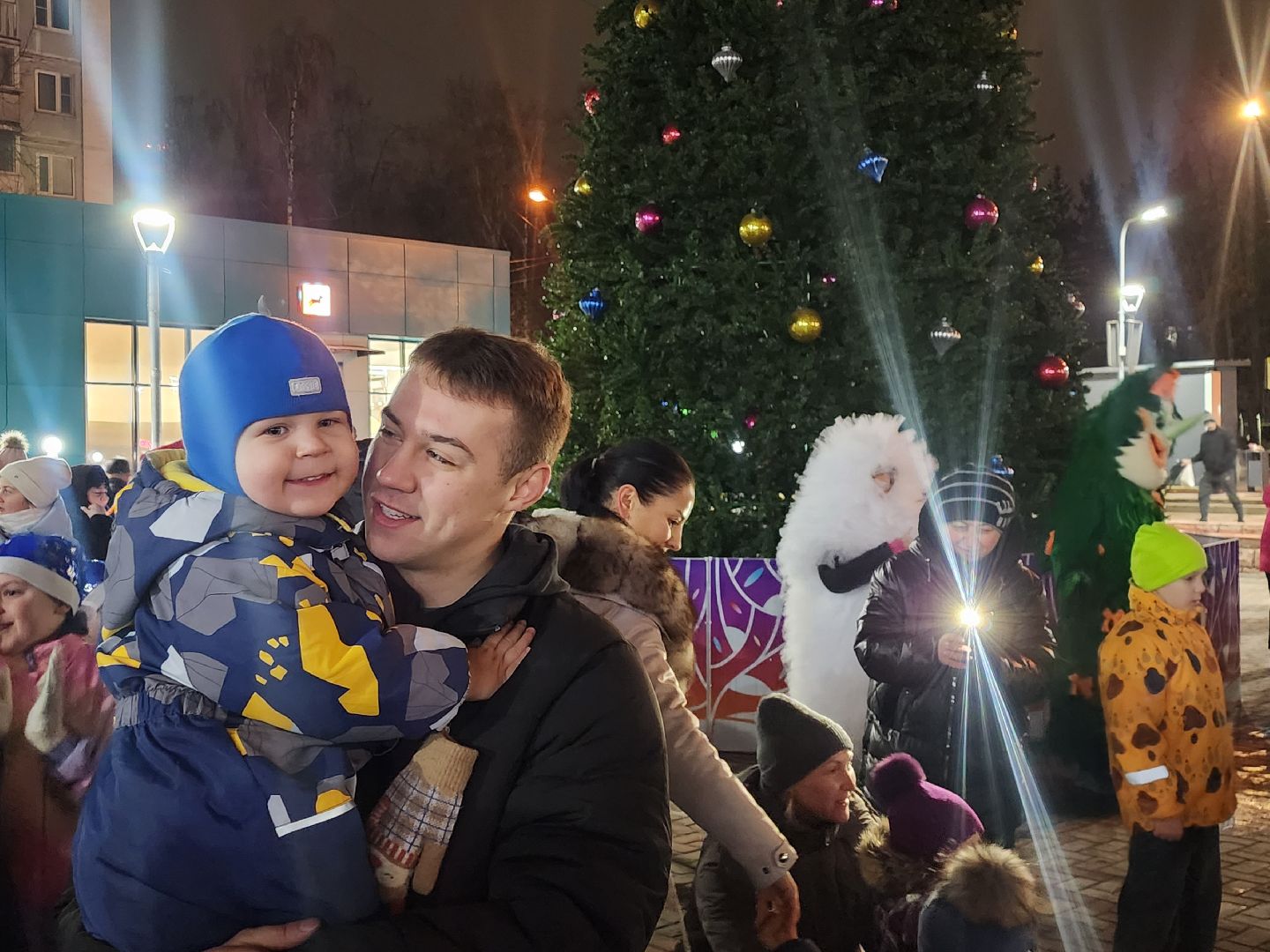 красногорск, зима в  подмосковье, зажжение огней на елке,