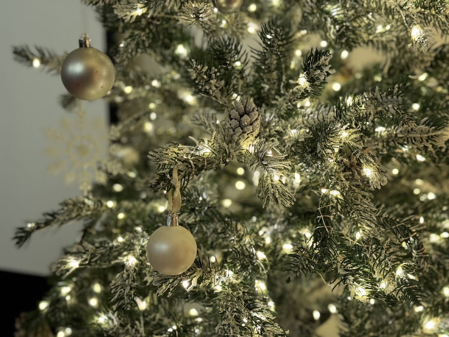 зима в подмосковье, ленинский округ, резиденция деда мороза, зажгли елку,