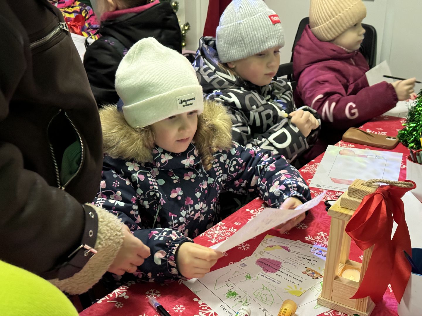 зима в подмосковье, ленинский округ, резиденция деда мороза, зажгли елку,