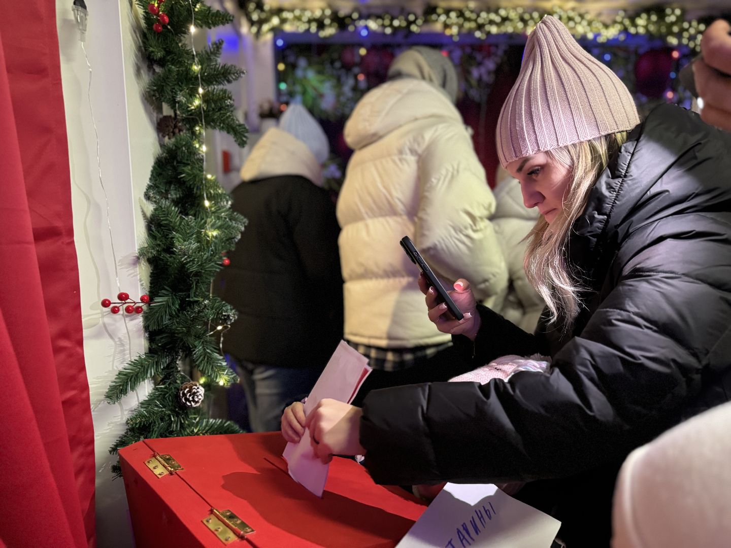 зима в подмосковье, ленинский округ, резиденция деда мороза, зажгли елку,