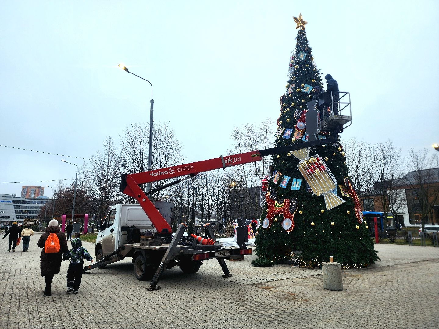новый год, украшения города, елки, гирлянды, общественные пространства,