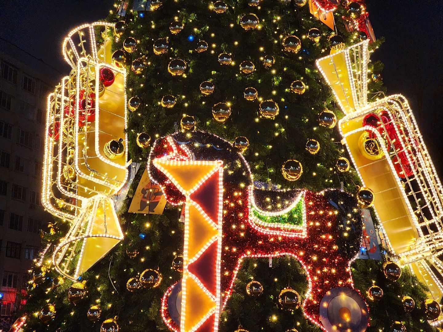 новый год, украшения города, елки, гирлянды, общественные пространства,