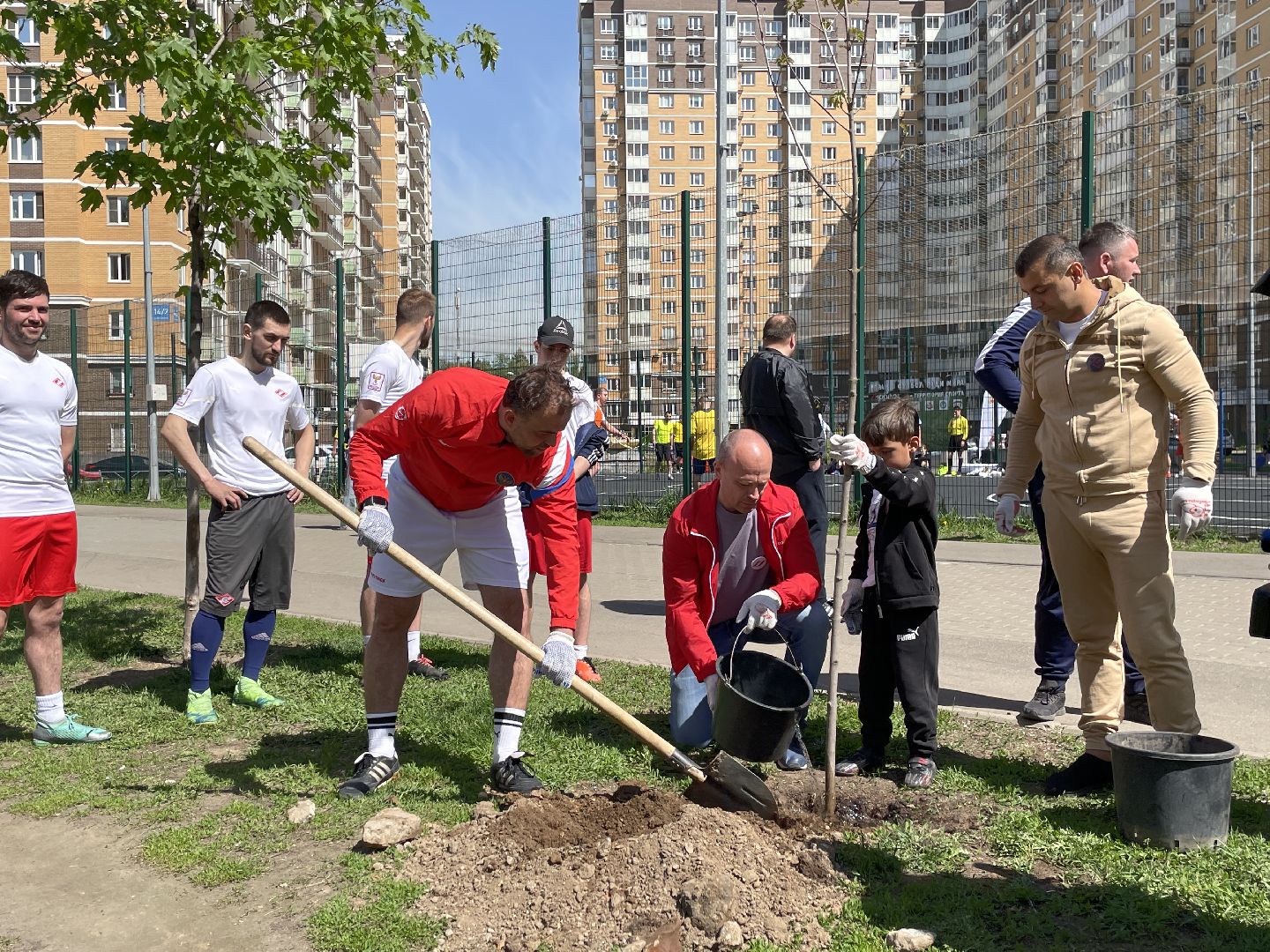 Акция, футболисты, Лес Победы, деревья