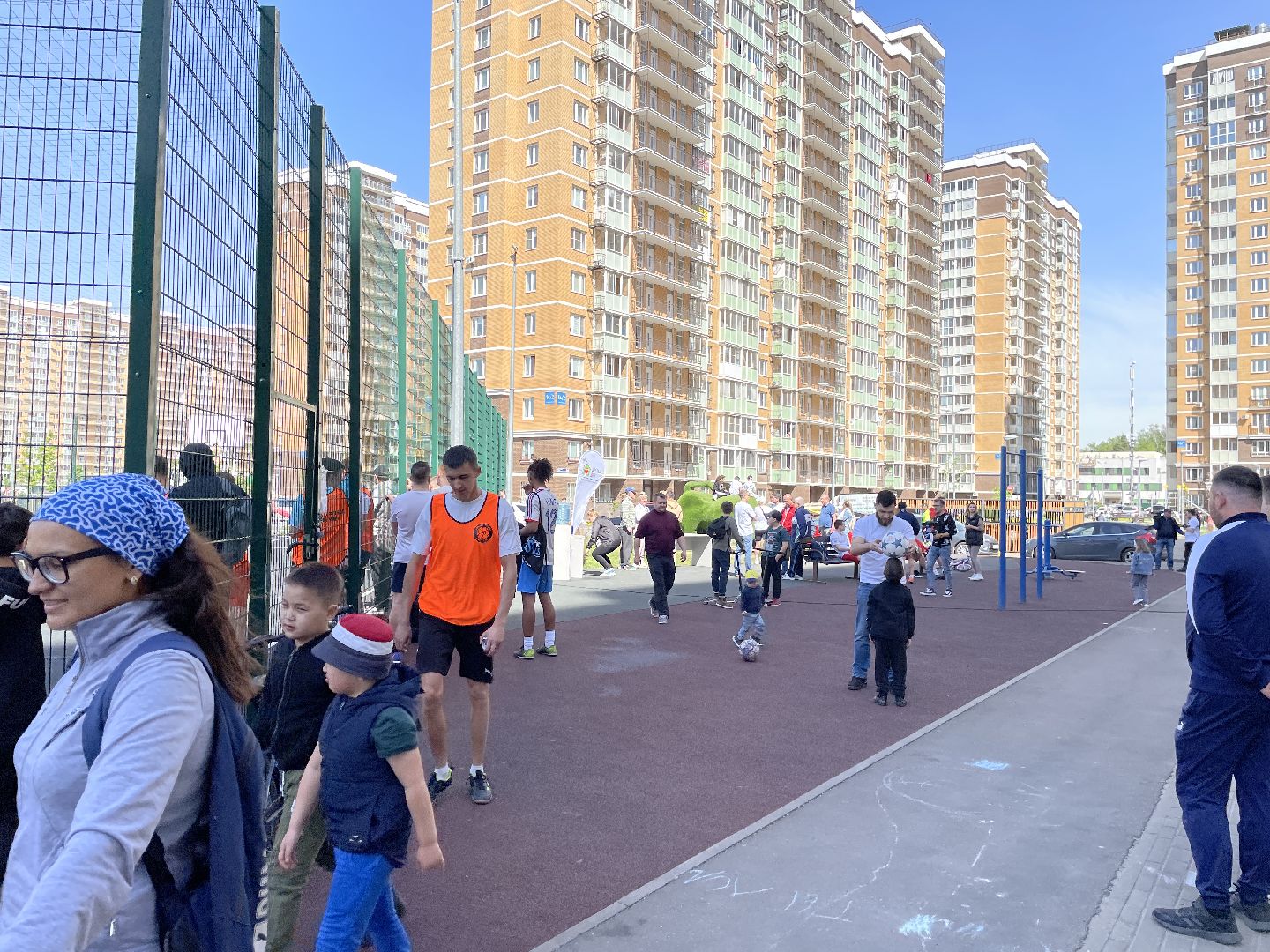 Акция, футболисты, Лес Победы, деревья