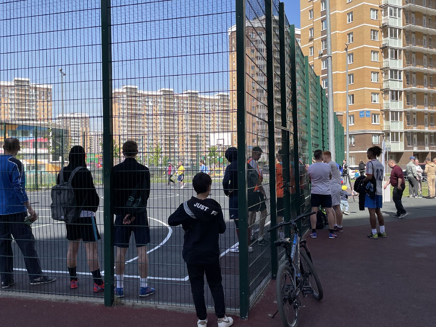 Акция, футболисты, Лес Победы, деревья