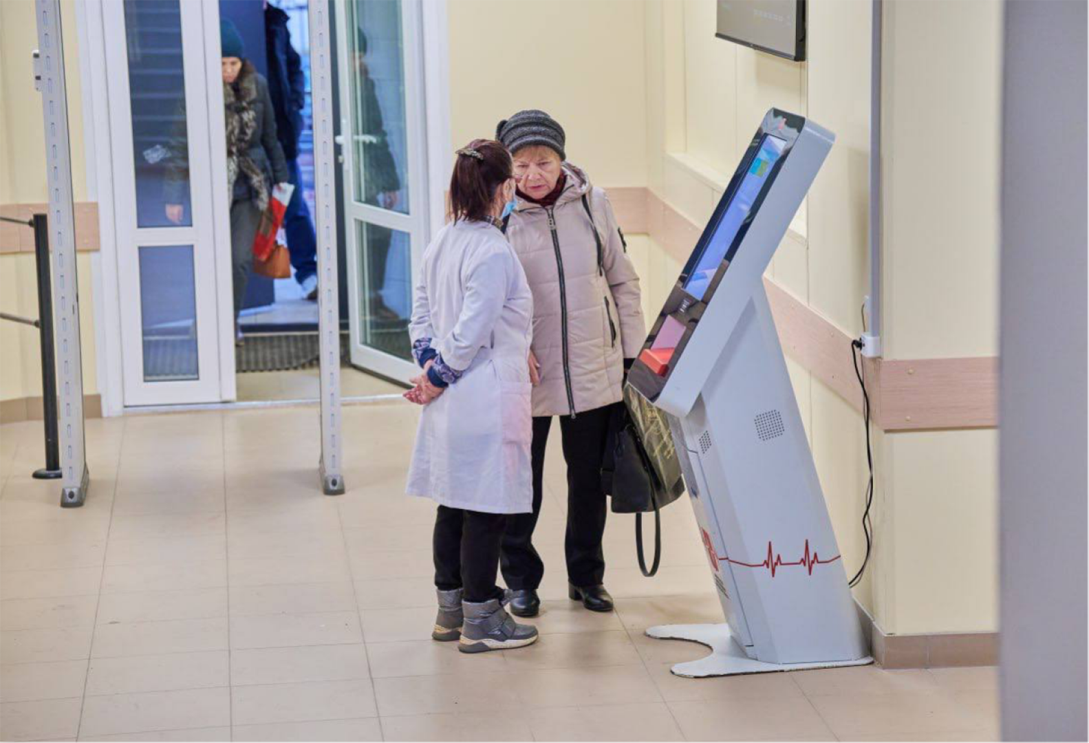 чехов, чеховская больница, взрослая поликлиника, улица пионерская 2, ремонт здания, замена кровли, фасадные работы, замена окон, внутренняя отделка помещений, инженерные сети, новое оборудование, завершение ремонта, проверка, инспекция, глава округа михаил собакин, главврач чеховской больницы андрей попов, объем качество сроки ремонта, кабинет неотложной помощи, справка в одно окно, инфоматы, терапевты, прием врачей, узкопрофильные специалисты,