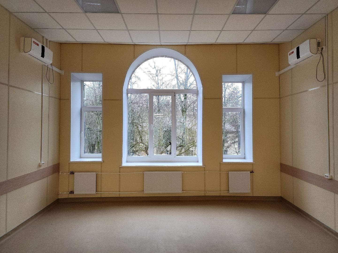 чехов, чеховская больница, взрослая поликлиника, улица пионерская 2, ремонт здания, замена кровли, фасадные работы, замена окон, внутренняя отделка помещений, инженерные сети, новое оборудование, завершение ремонта, проверка, инспекция, глава округа михаил собакин, главврач чеховской больницы андрей попов, объем качество сроки ремонта, кабинет неотложной помощи, справка в одно окно, инфоматы, терапевты, прием врачей, узкопрофильные специалисты,