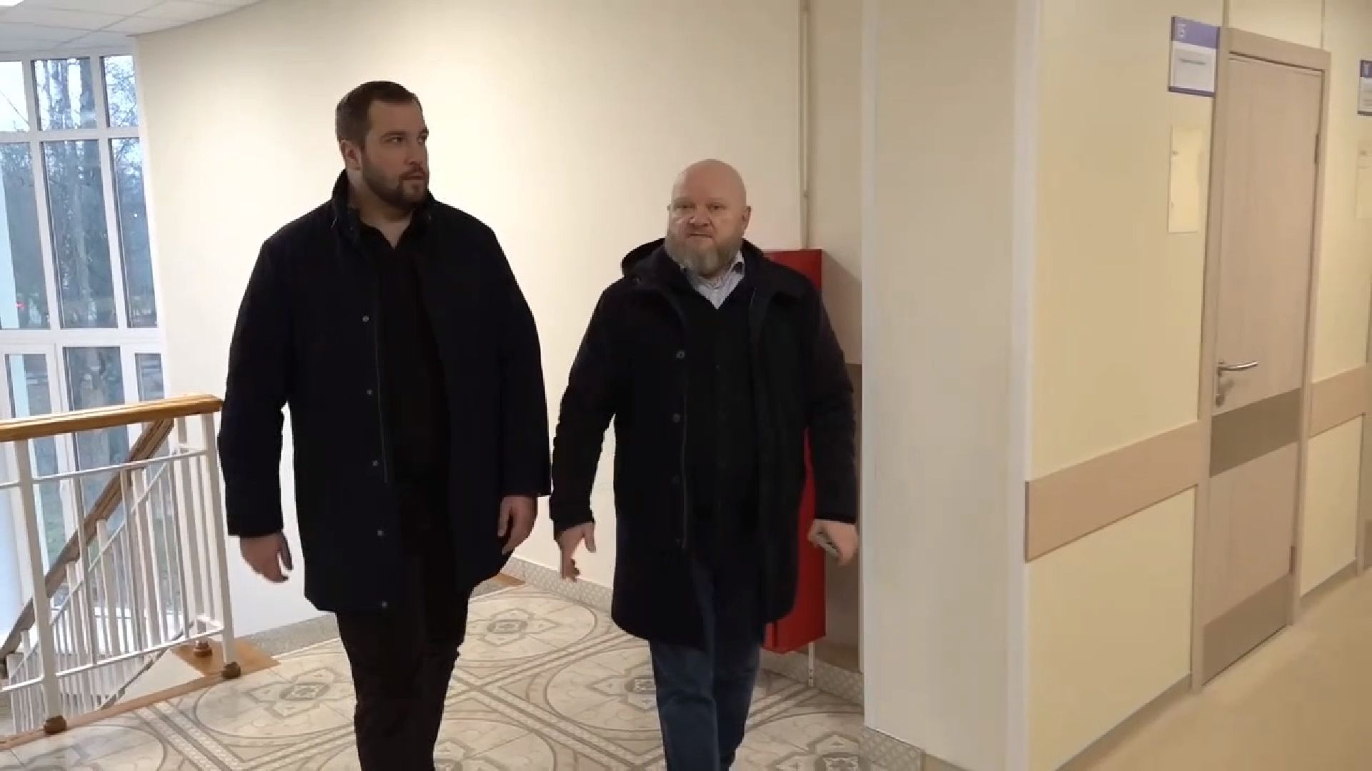 чехов, чеховская больница, взрослая поликлиника, улица пионерская 2, ремонт здания, замена кровли, фасадные работы, замена окон, внутренняя отделка помещений, инженерные сети, новое оборудование, завершение ремонта, проверка, инспекция, глава округа михаил собакин, главврач чеховской больницы андрей попов, объем качество сроки ремонта, кабинет неотложной помощи, справка в одно окно, инфоматы, терапевты, прием врачей, узкопрофильные специалисты,