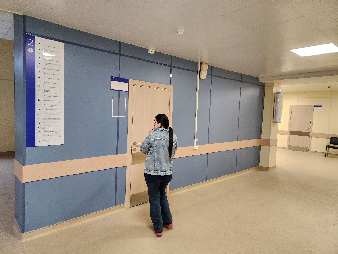 чехов, чеховская больница, взрослая поликлиника, улица пионерская 2, ремонт здания, замена кровли, фасадные работы, замена окон, внутренняя отделка помещений, инженерные сети, новое оборудование, завершение ремонта, проверка, инспекция, глава округа михаил собакин, главврач чеховской больницы андрей попов, объем качество сроки ремонта, кабинет неотложной помощи, справка в одно окно, инфоматы, терапевты, прием врачей, узкопрофильные специалисты,