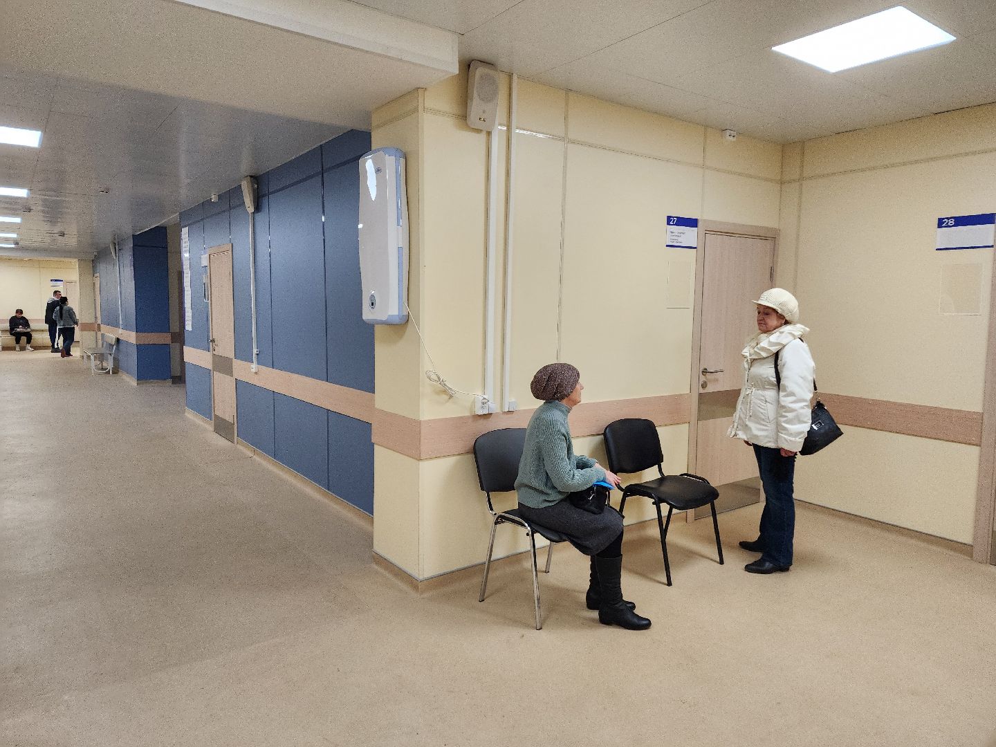 чехов, чеховская больница, взрослая поликлиника, улица пионерская 2, ремонт здания, замена кровли, фасадные работы, замена окон, внутренняя отделка помещений, инженерные сети, новое оборудование, завершение ремонта, проверка, инспекция, глава округа михаил собакин, главврач чеховской больницы андрей попов, объем качество сроки ремонта, кабинет неотложной помощи, справка в одно окно, инфоматы, терапевты, прием врачей, узкопрофильные специалисты,