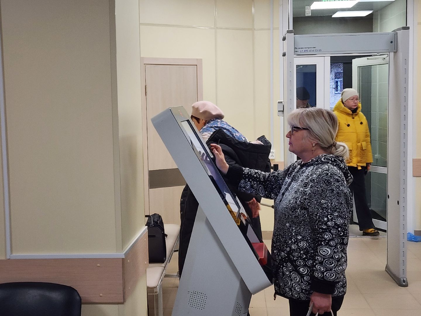 чехов, чеховская больница, взрослая поликлиника, улица пионерская 2, ремонт здания, замена кровли, фасадные работы, замена окон, внутренняя отделка помещений, инженерные сети, новое оборудование, завершение ремонта, проверка, инспекция, глава округа михаил собакин, главврач чеховской больницы андрей попов, объем качество сроки ремонта, кабинет неотложной помощи, справка в одно окно, инфоматы, терапевты, прием врачей, узкопрофильные специалисты,