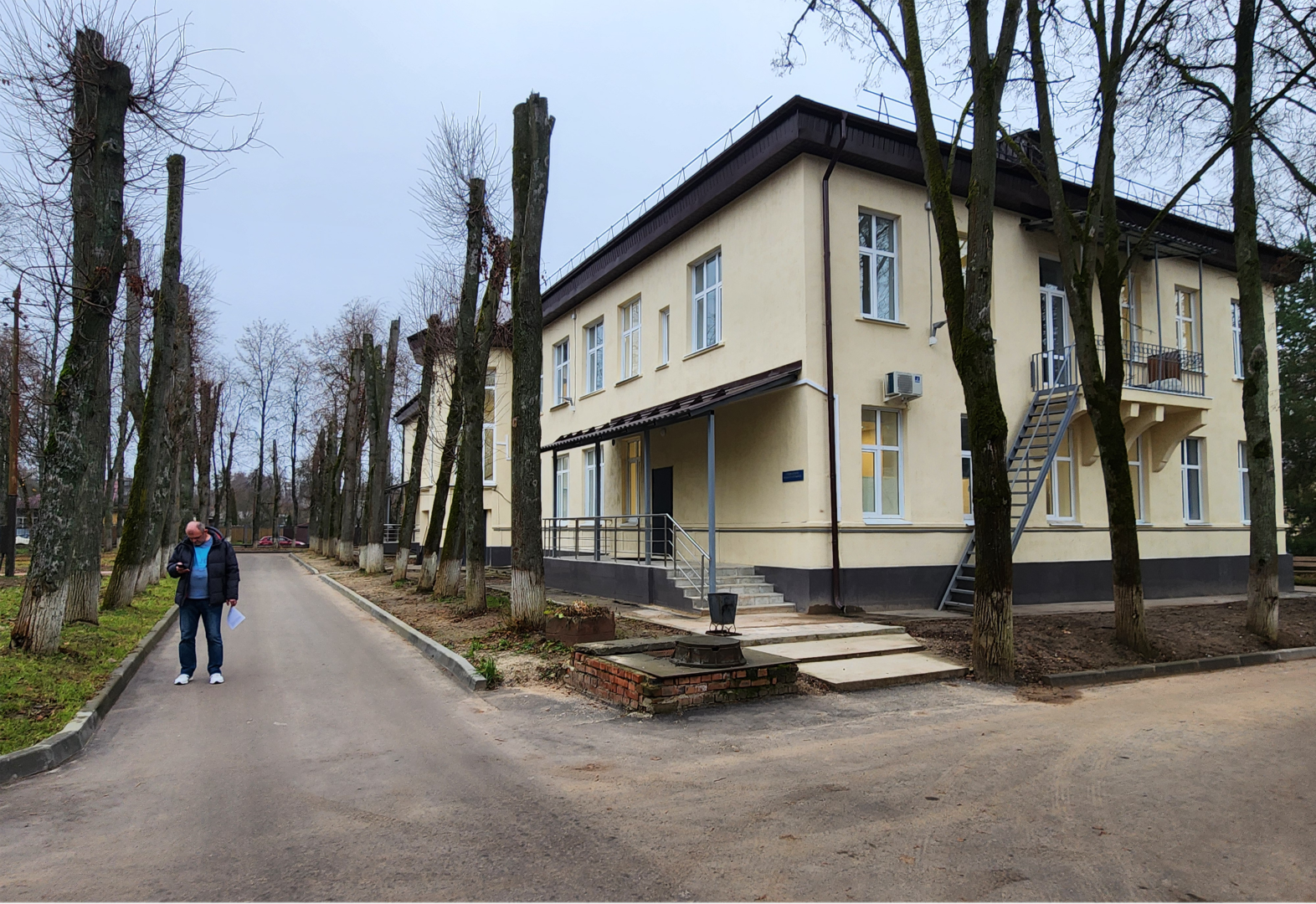 чехов, чеховская больница, взрослая поликлиника, улица пионерская 2, ремонт здания, замена кровли, фасадные работы, замена окон, внутренняя отделка помещений, инженерные сети, новое оборудование, завершение ремонта, проверка, инспекция, глава округа михаил собакин, главврач чеховской больницы андрей попов, объем качество сроки ремонта, кабинет неотложной помощи, справка в одно окно, инфоматы, терапевты, прием врачей, узкопрофильные специалисты,