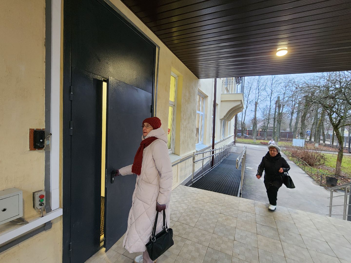 чехов, чеховская больница, взрослая поликлиника, улица пионерская 2, ремонт здания, замена кровли, фасадные работы, замена окон, внутренняя отделка помещений, инженерные сети, новое оборудование, завершение ремонта, проверка, инспекция, глава округа михаил собакин, главврач чеховской больницы андрей попов, объем качество сроки ремонта, кабинет неотложной помощи, справка в одно окно, инфоматы, терапевты, прием врачей, узкопрофильные специалисты,