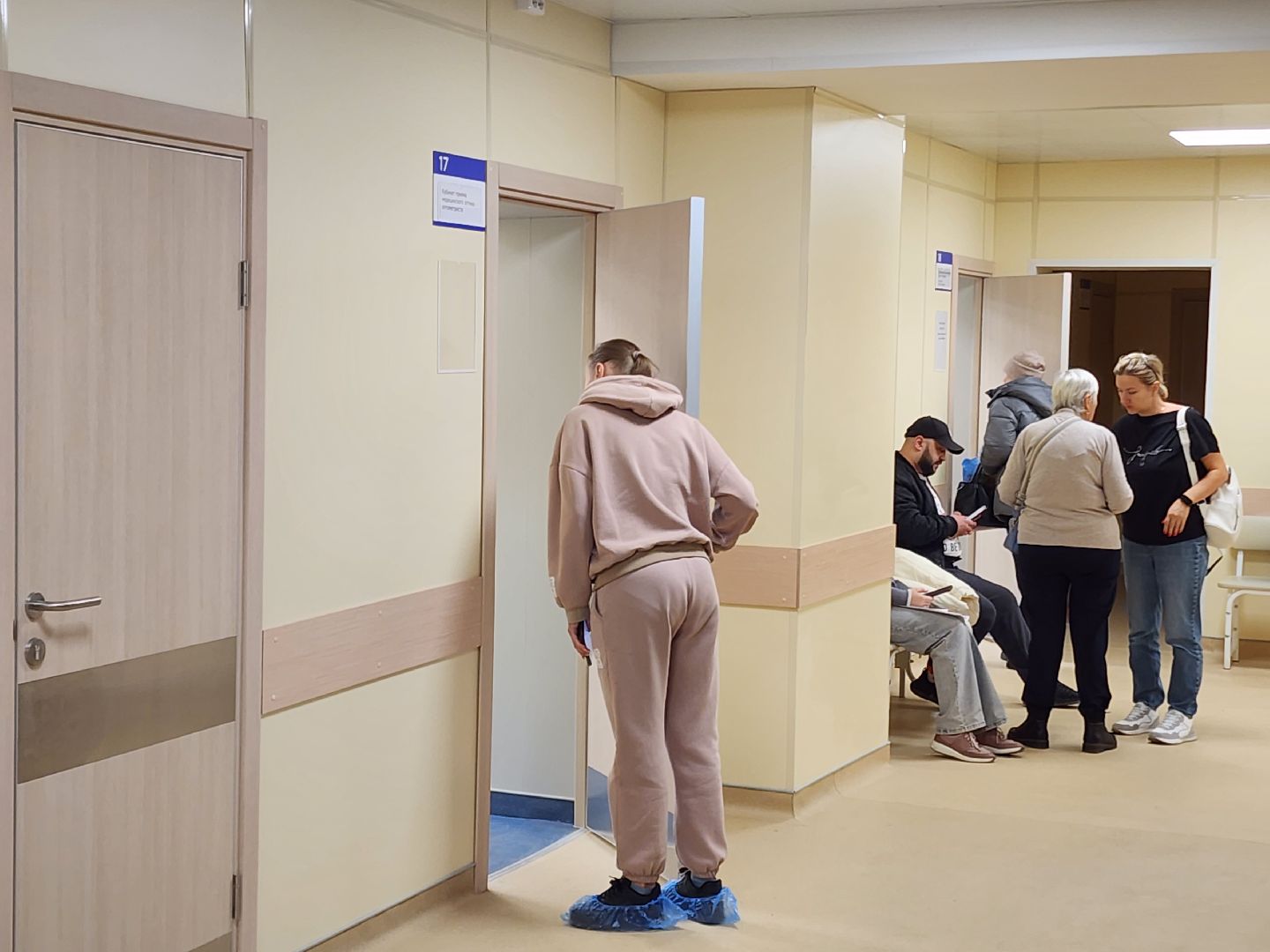 чехов, чеховская больница, взрослая поликлиника, улица пионерская 2, ремонт здания, замена кровли, фасадные работы, замена окон, внутренняя отделка помещений, инженерные сети, новое оборудование, завершение ремонта, проверка, инспекция, глава округа михаил собакин, главврач чеховской больницы андрей попов, объем качество сроки ремонта, кабинет неотложной помощи, справка в одно окно, инфоматы, терапевты, прием врачей, узкопрофильные специалисты,