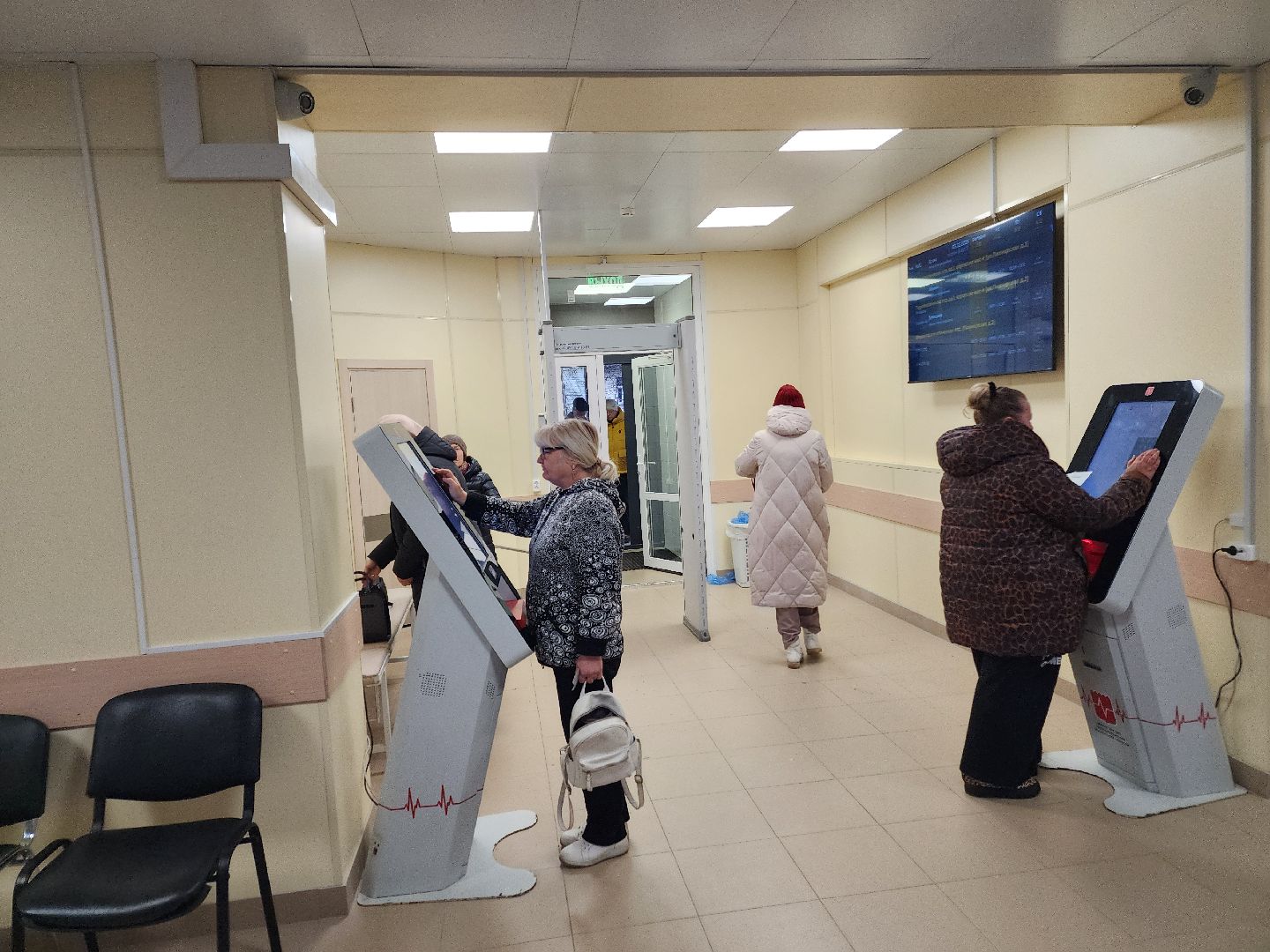 чехов, чеховская больница, взрослая поликлиника, улица пионерская 2, ремонт здания, замена кровли, фасадные работы, замена окон, внутренняя отделка помещений, инженерные сети, новое оборудование, завершение ремонта, проверка, инспекция, глава округа михаил собакин, главврач чеховской больницы андрей попов, объем качество сроки ремонта, кабинет неотложной помощи, справка в одно окно, инфоматы, терапевты, прием врачей, узкопрофильные специалисты,