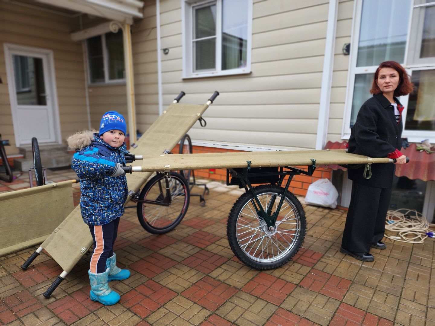 пушкинский городской округ,группа мир, волонтерская деятельность, доброволец, помощь в зону сво, эвакуационные тележки, день волонтера,