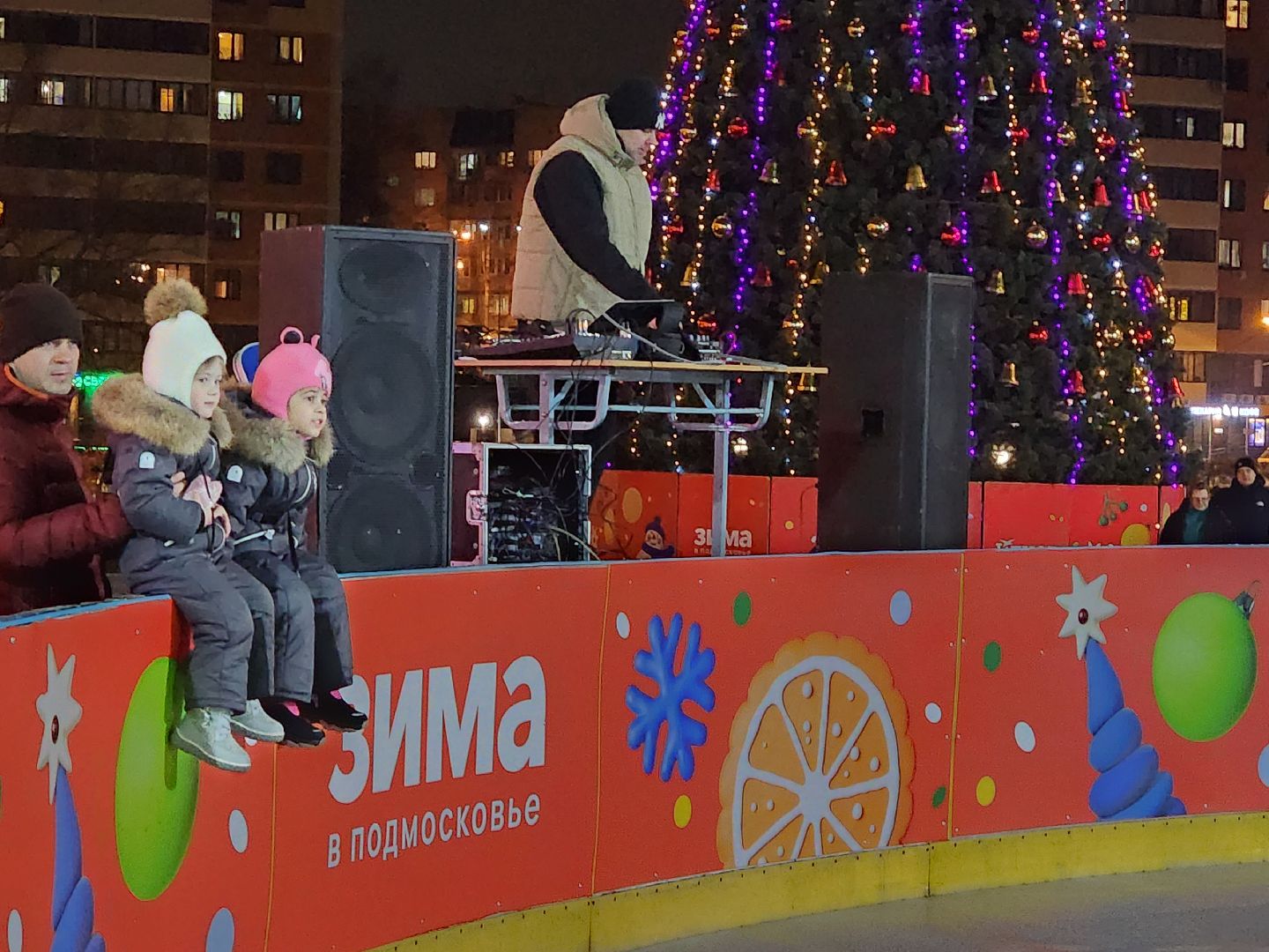 чехов, советская площадь, главный каток, открытие катка, ледовая арена, каток под открытым небом, церемония открытия, показательные выступления, фигуристы, хоккеисты, спортшкола витязь, массовое катание, бесплатный каток, прокат коньков, заточка коньков, зима в  подмосковье, проект губернатора московской области, график работы,предварительная регистрация, расписание сеансов,