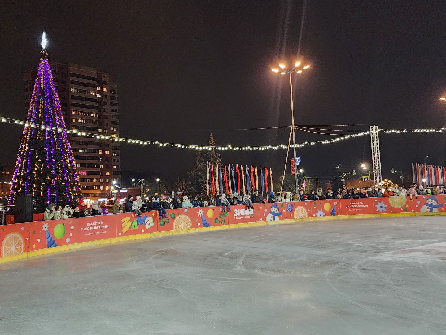 чехов, советская площадь, главный каток, открытие катка, ледовая арена, каток под открытым небом, церемония открытия, показательные выступления, фигуристы, хоккеисты, спортшкола витязь, массовое катание, бесплатный каток, прокат коньков, заточка коньков, зима в  подмосковье, проект губернатора московской области, график работы,предварительная регистрация, расписание сеансов,
