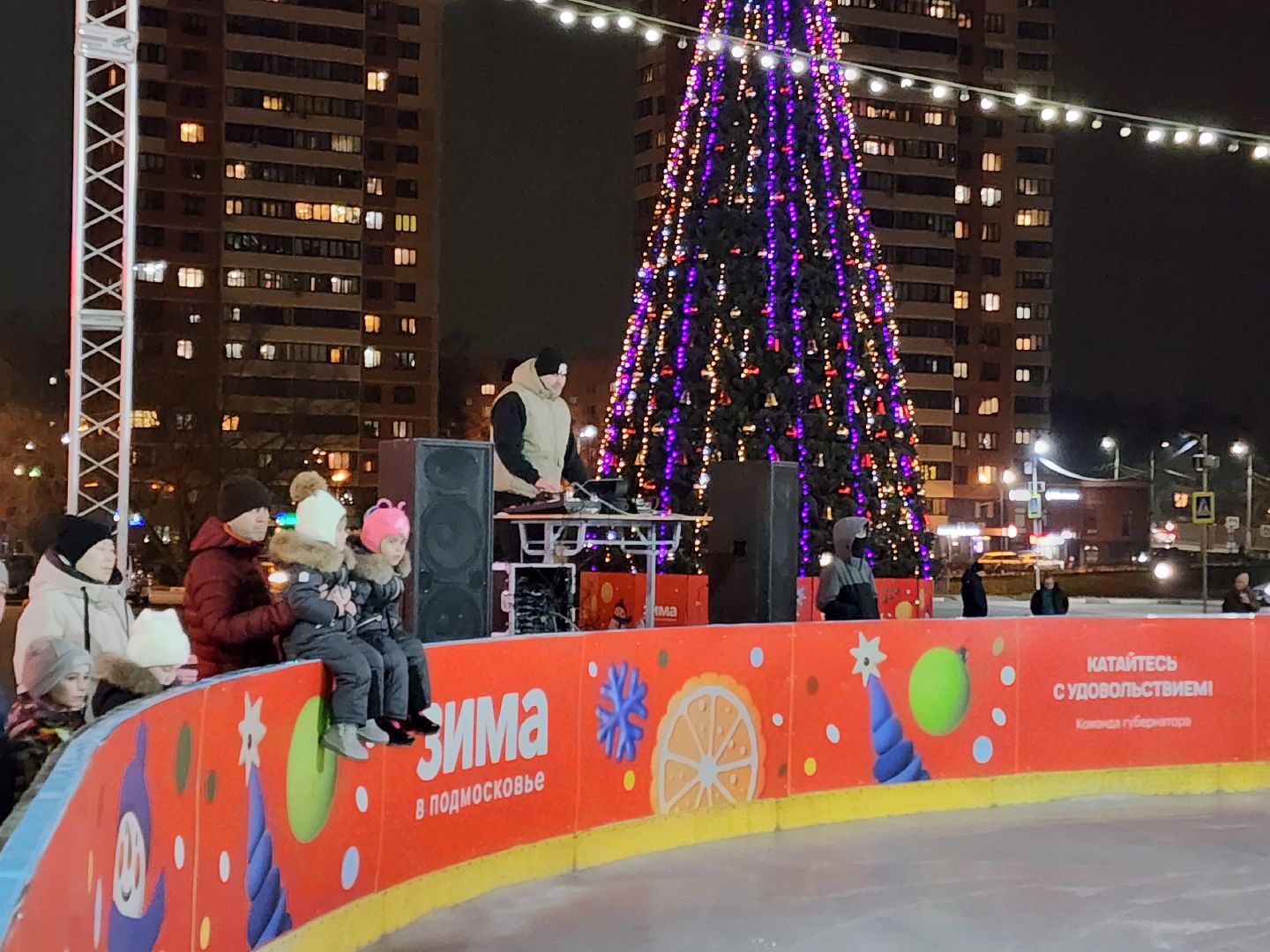 чехов, советская площадь, главный каток, открытие катка, ледовая арена, каток под открытым небом, церемония открытия, показательные выступления, фигуристы, хоккеисты, спортшкола витязь, массовое катание, бесплатный каток, прокат коньков, заточка коньков, зима в  подмосковье, проект губернатора московской области, график работы,предварительная регистрация, расписание сеансов,