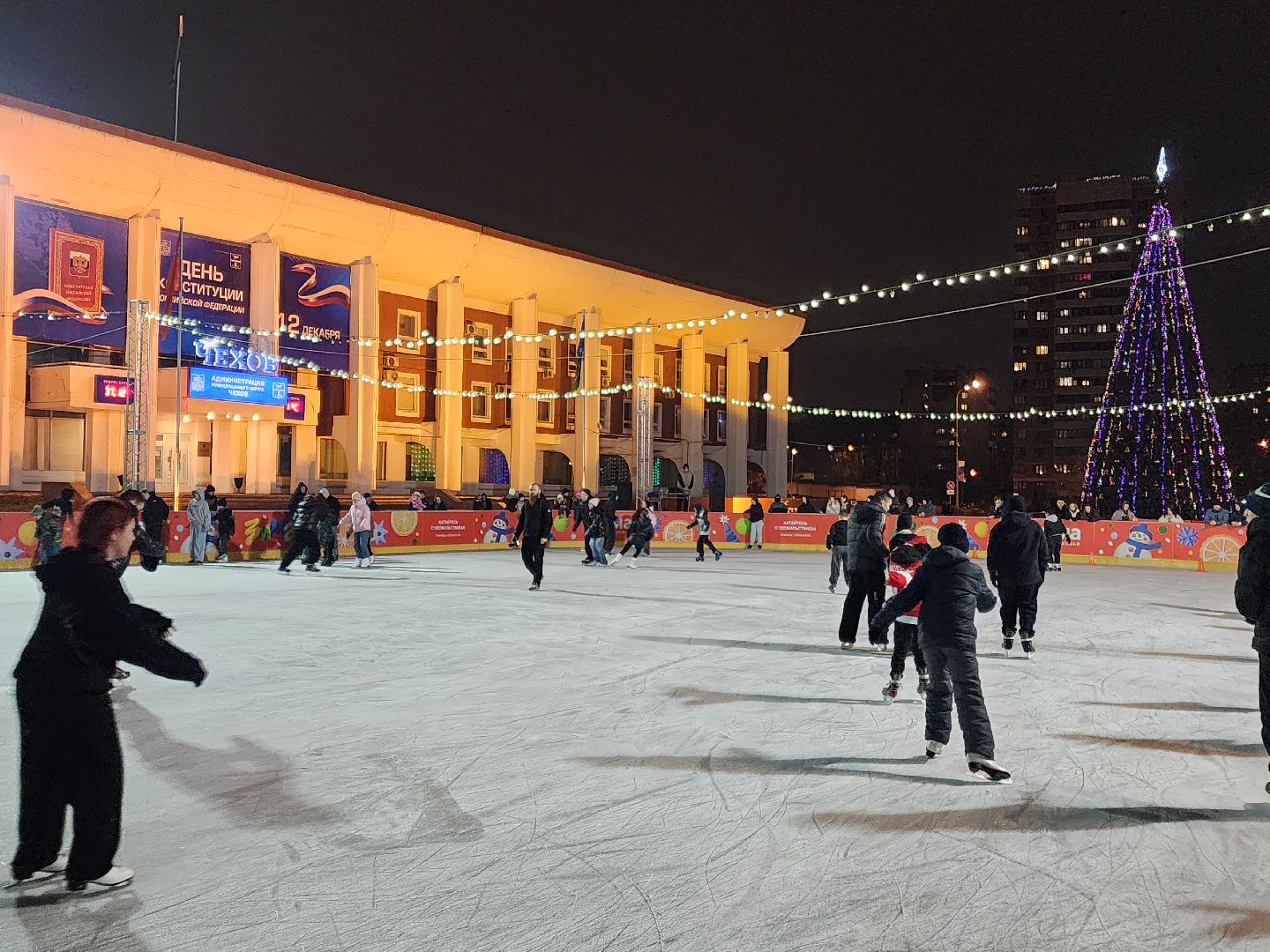 чехов, советская площадь, главный каток, открытие катка, ледовая арена, каток под открытым небом, церемония открытия, показательные выступления, фигуристы, хоккеисты, спортшкола витязь, массовое катание, бесплатный каток, прокат коньков, заточка коньков, зима в  подмосковье, проект губернатора московской области, график работы,предварительная регистрация, расписание сеансов,