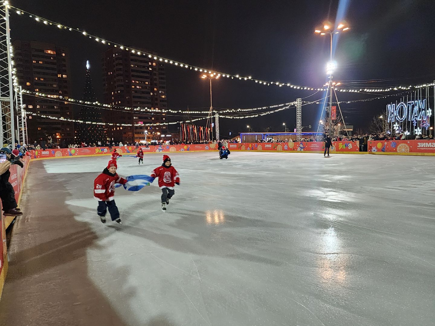 чехов, советская площадь, главный каток, открытие катка, ледовая арена, каток под открытым небом, церемония открытия, показательные выступления, фигуристы, хоккеисты, спортшкола витязь, массовое катание, бесплатный каток, прокат коньков, заточка коньков, зима в  подмосковье, проект губернатора московской области, график работы,предварительная регистрация, расписание сеансов,