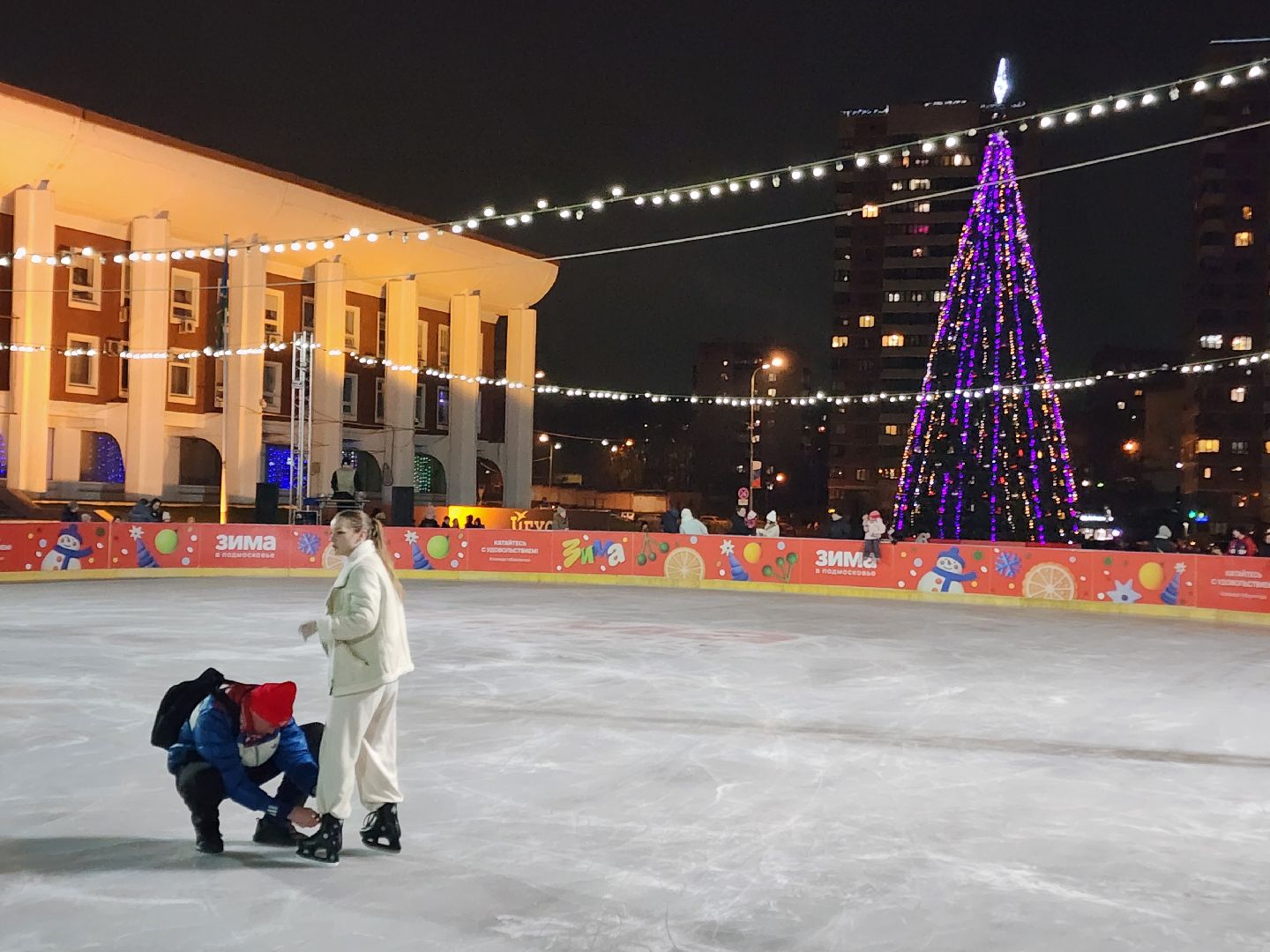 чехов, советская площадь, главный каток, открытие катка, ледовая арена, каток под открытым небом, церемония открытия, показательные выступления, фигуристы, хоккеисты, спортшкола витязь, массовое катание, бесплатный каток, прокат коньков, заточка коньков, зима в  подмосковье, проект губернатора московской области, график работы,предварительная регистрация, расписание сеансов,