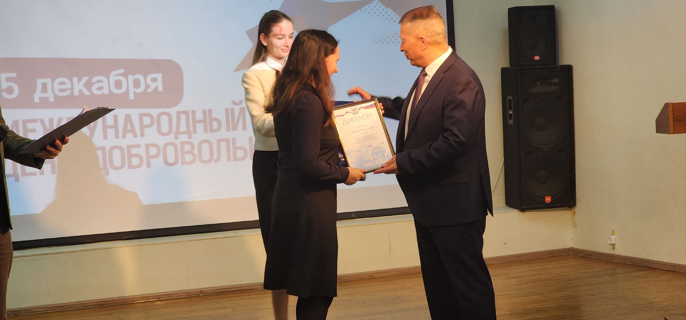 долгопрудный, волонтеры, день добровольца, амбассадор, олег сотник, глава долгопрудного, маскировочная накидка,сво, волонтерыподмосковья,