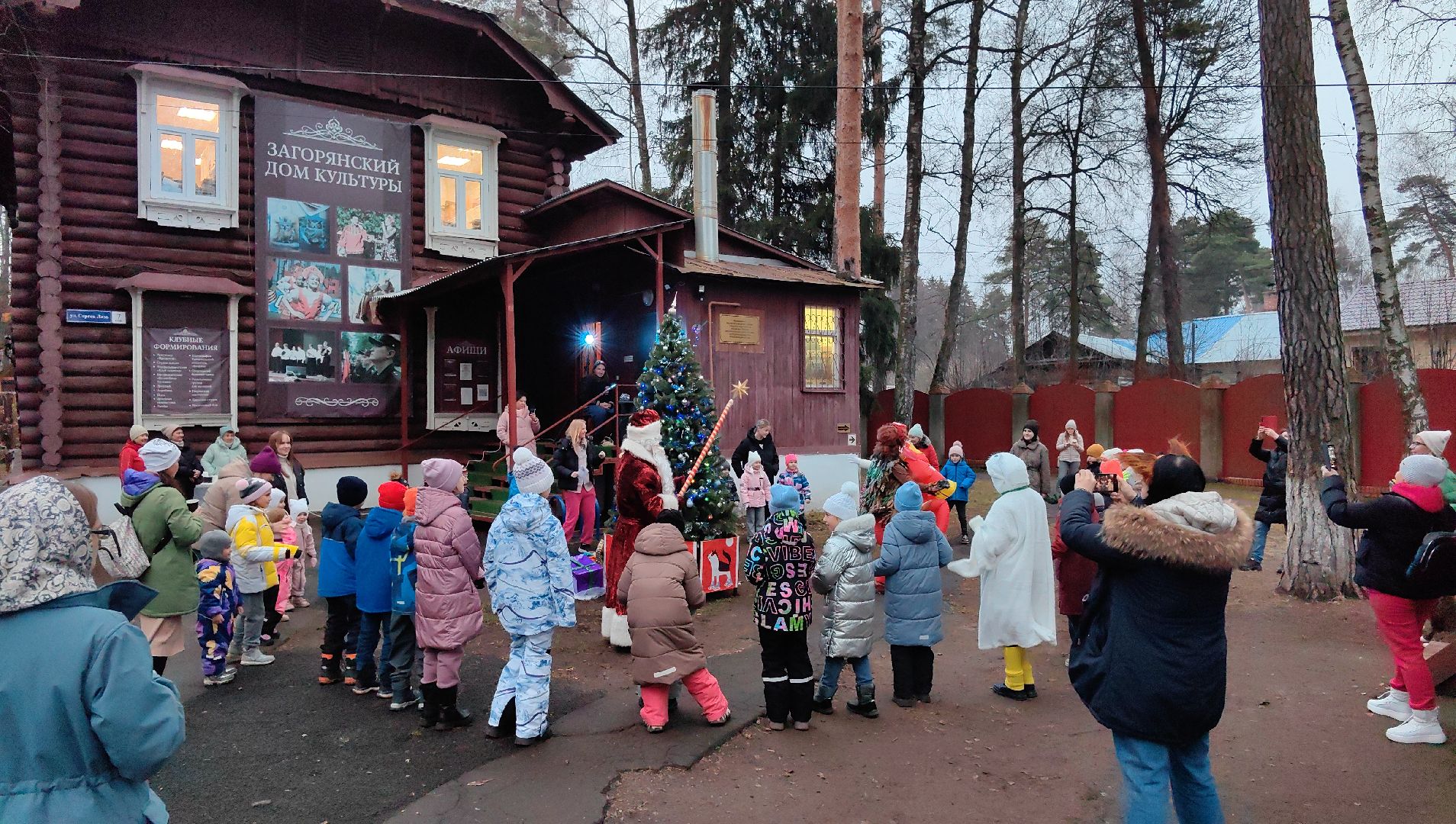 Дед Мороз, снеговик, елка,