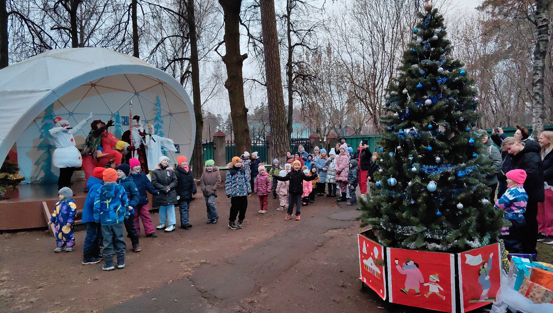 Дед Мороз, снеговик, елка,