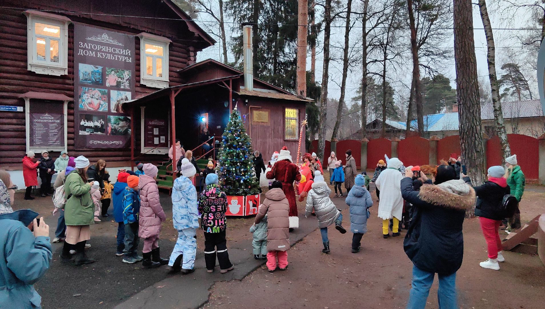 Дед Мороз, снеговик, елка,