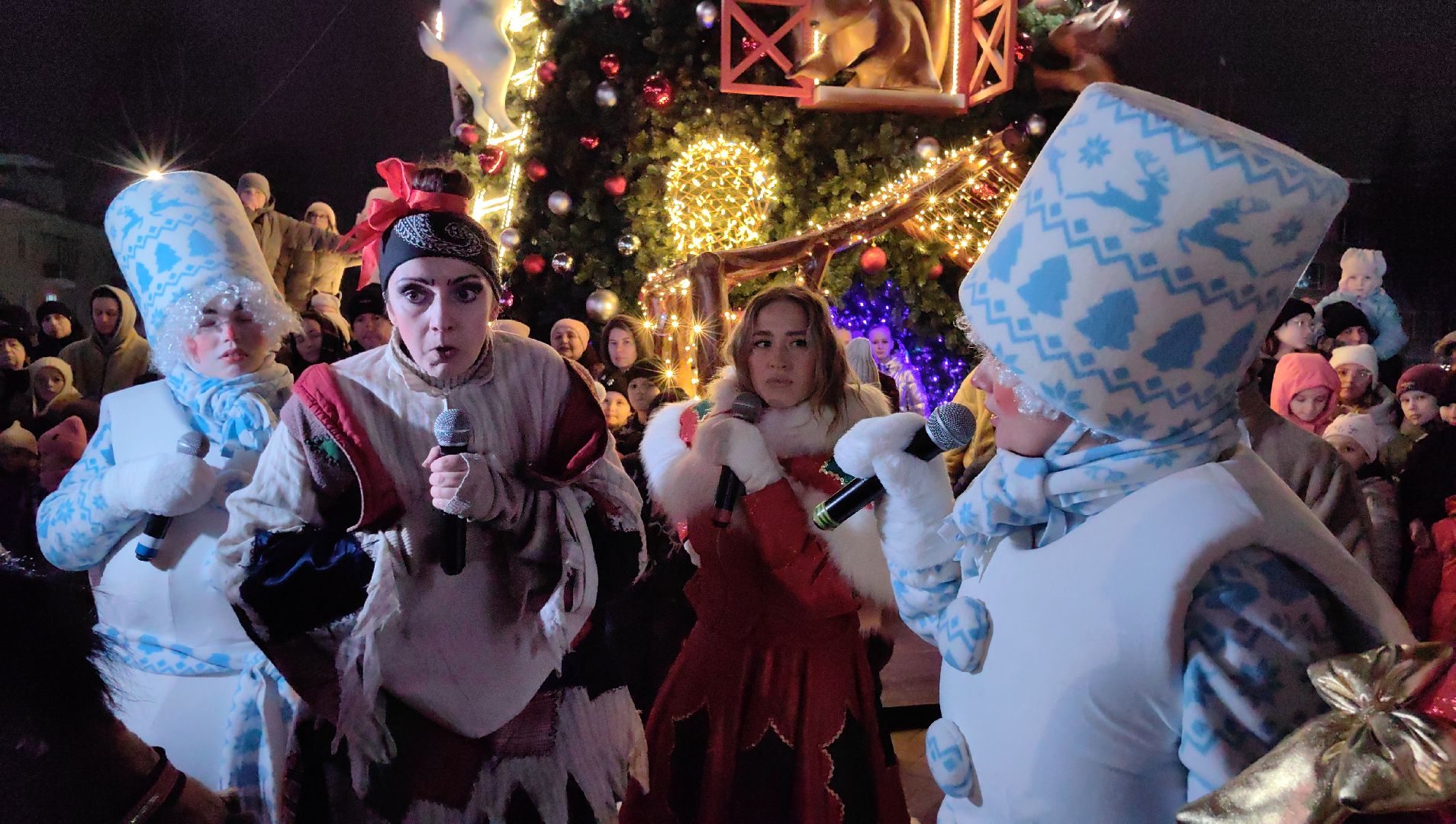 Дед Мороз, Снегурочка, елка, огни, площадь, снеговик,