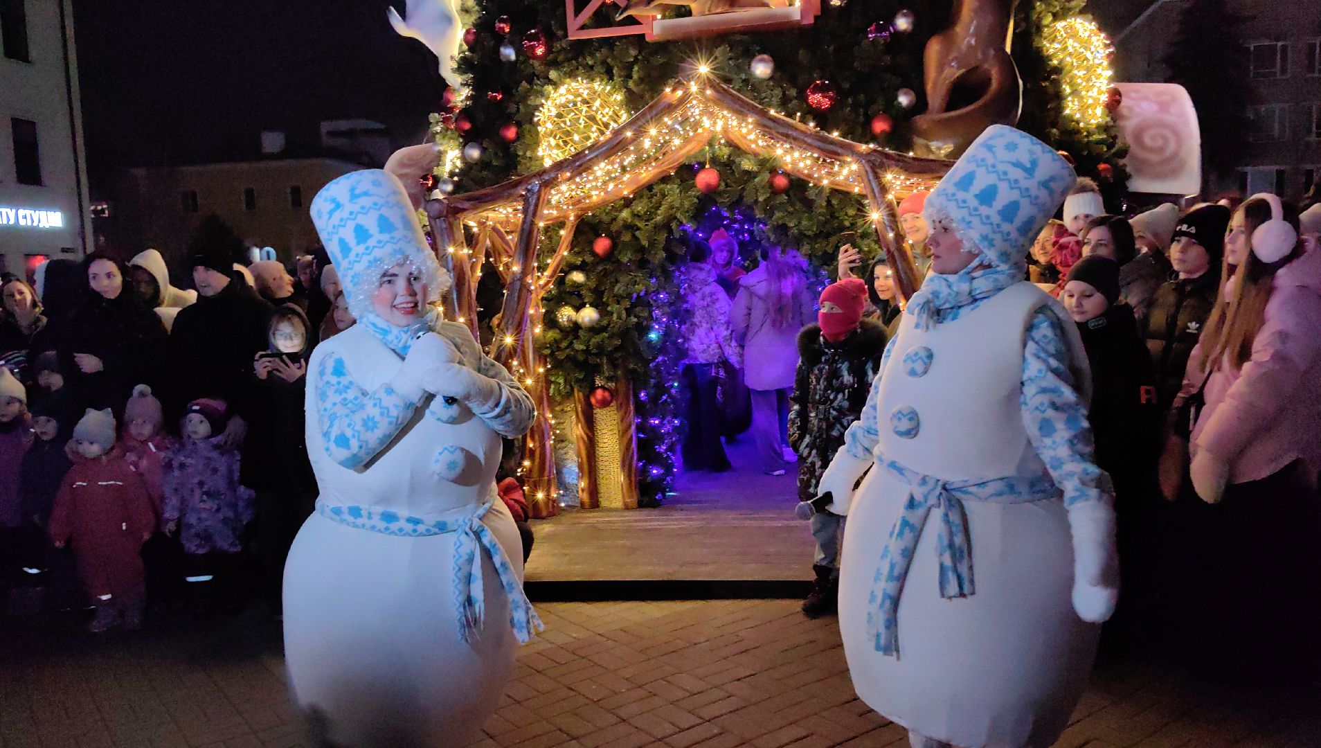 Дед Мороз, Снегурочка, елка, огни, площадь, снеговик,