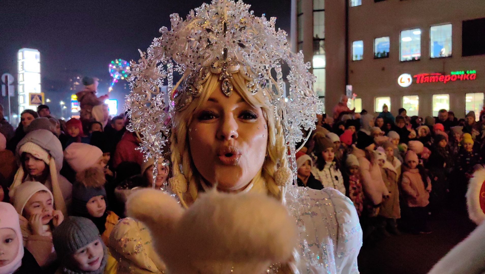 Дед Мороз, Снегурочка, елка, огни, площадь, снеговик,