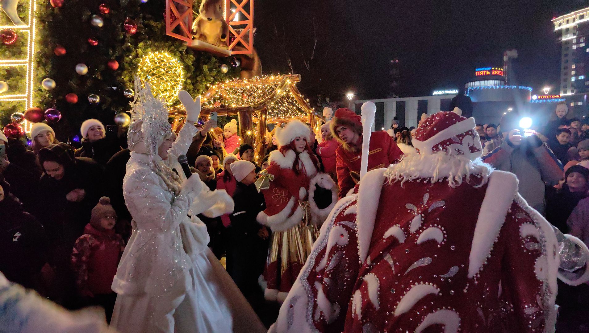Дед Мороз, Снегурочка, елка, огни, площадь, снеговик,