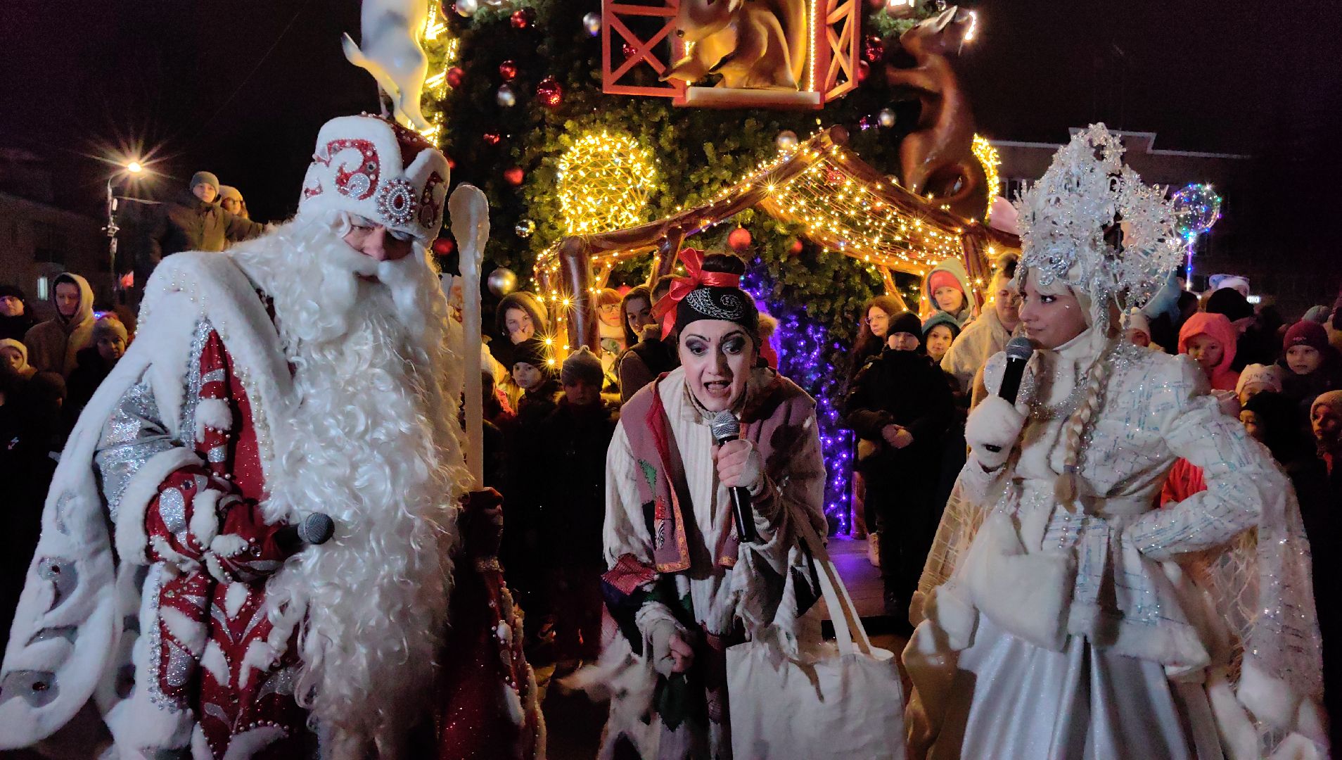 Дед Мороз, Снегурочка, елка, огни, площадь, снеговик,