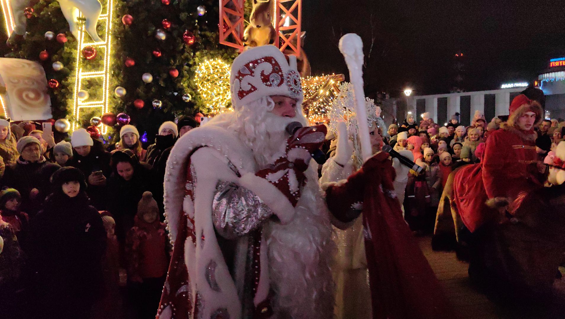 Дед Мороз, Снегурочка, елка, огни, площадь, снеговик,
